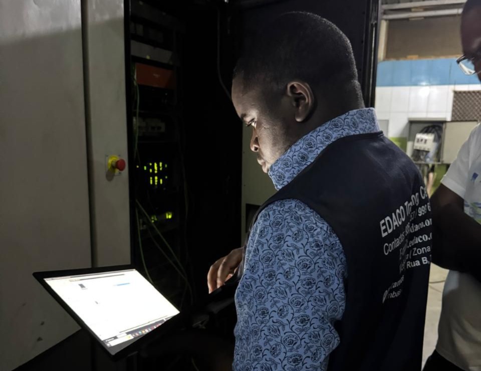 TÉCNICOS DA EDACO RESOLVEM PROBLEMAS DE AUTOMAÇÃO INDUSTRIAL EM CABINDA